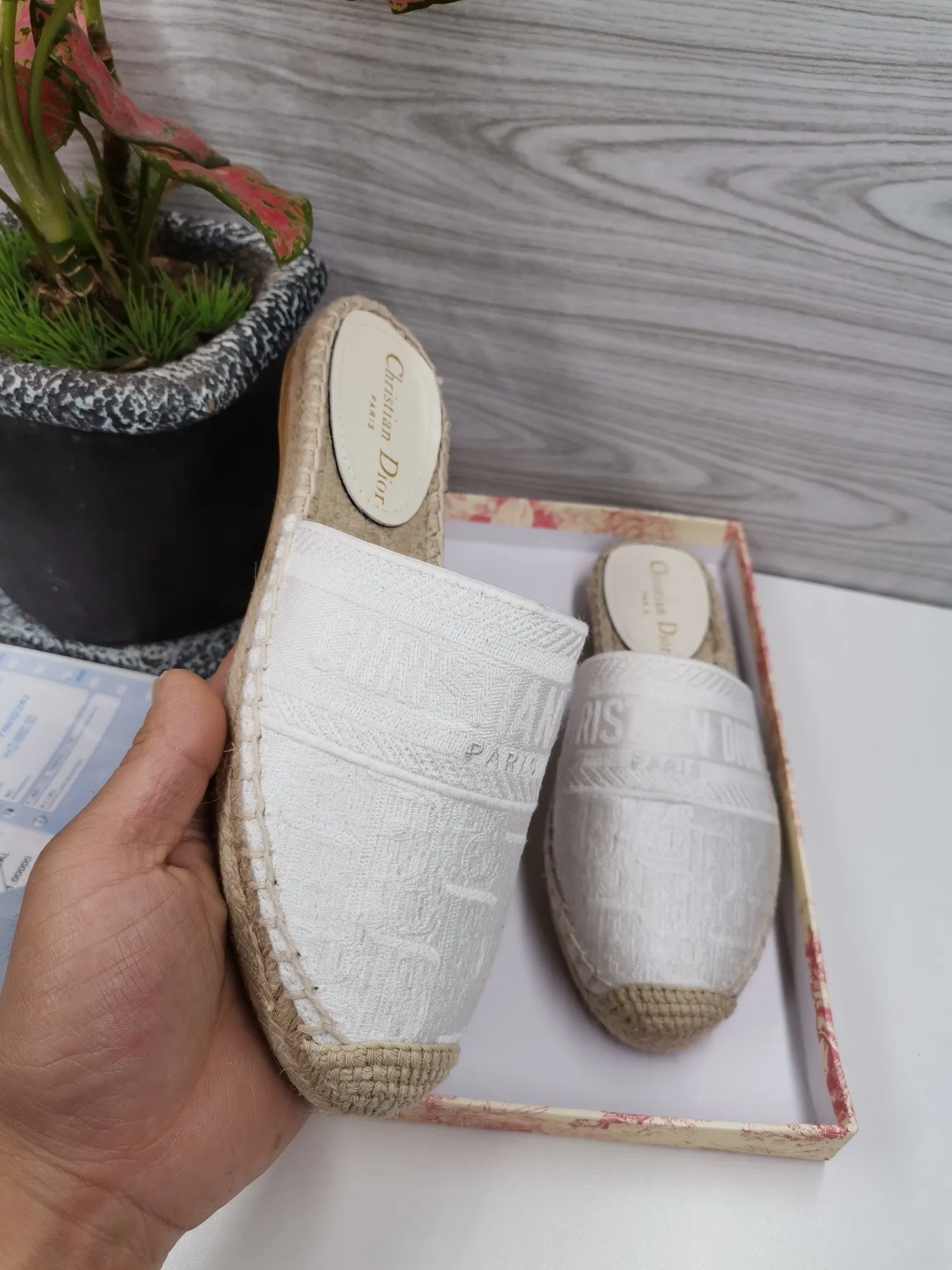 👟👟Ex-factory price 400👟👟 In 2020, new colors are coming simultaneously on the official website of the DIOR fisherman shoe series: original development, original anatomy display, exclusive outsole, you can compare as you like.  [Material] 1⃣️Sole: The only 1:1 exclusive rubber sole on the market 🌸. Fabric original embroidery. Lining: imported sheepskin, delicate and soft. [Size] 35-40.